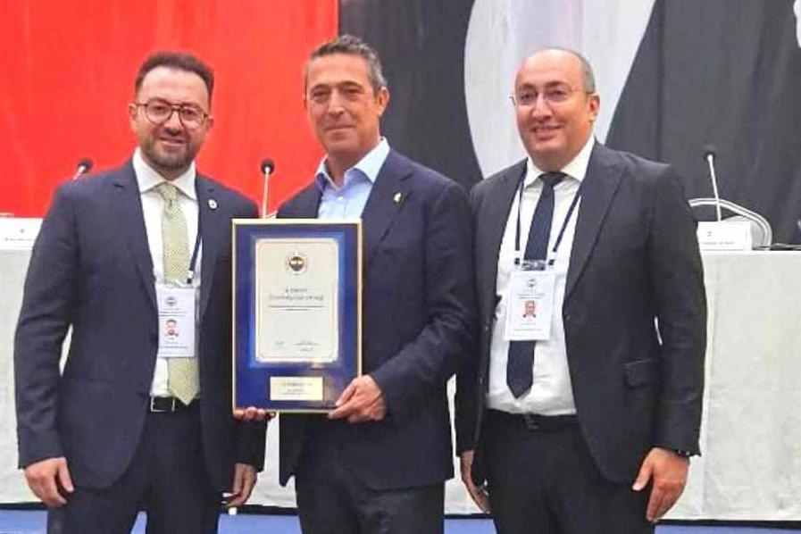 Ali Koç, Erzurum Fenerbahçeliler Derneği'ne akreditasyon belgesini verdi